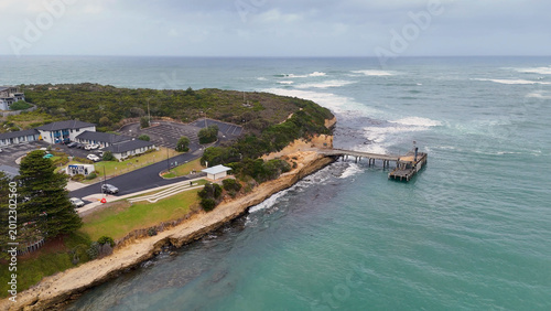 Foto Aerial View of Port Campbell Jetty and Coastal Cliffs in Australia