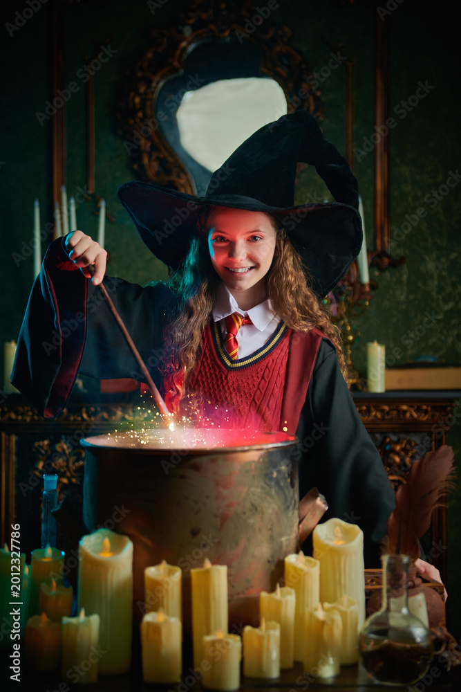 Naklejka premium Sparkling Potion Lesson