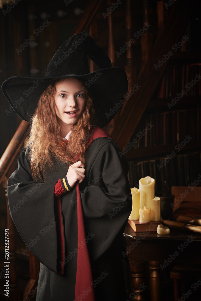 Naklejka premium Enchanted Library Smile