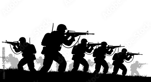 Foto Silhouette soldiers with rifles advancing on a hill