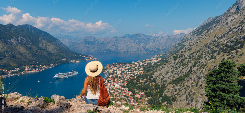 Obraz premium woman traveler looking at the bay of kotor and cruise ship in montenegro
