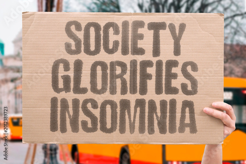 Foto "Society Glorifies Insomnia" Publicly broadcasting sleep deprivation as productivity signals deep cultural dysfunction