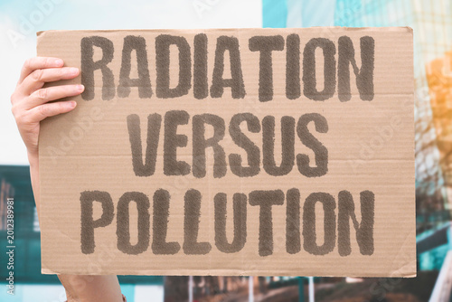 Foto "Radiation Versus Pollution" Choosing nuclear risk versus coal pollution involves comparing vastly different harm scales