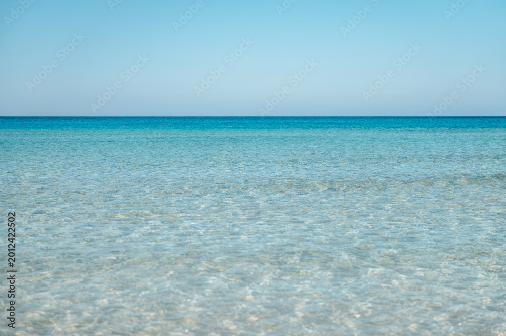 Obraz premium Minimal turquoise sea with clear shallow water and horizon in Sicily