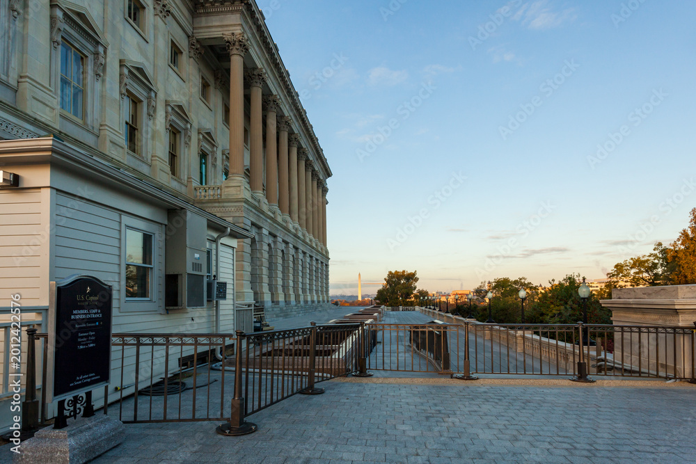 Fototapeta premium Capitol Building at sunrise with Washington Monument in the distance