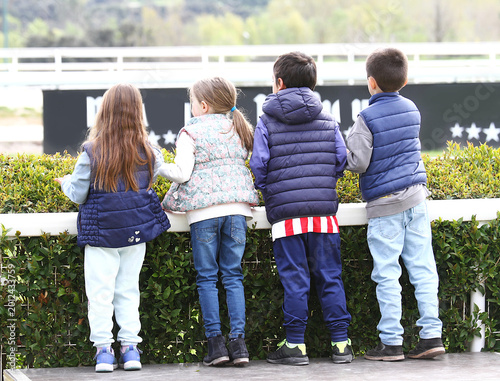 Schilderij op canvas Niños pequeños kid de público espectador apoyados en vaya en ocio y diversión en