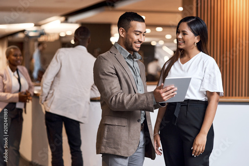 Foto Tablet, team or business people in lobby for conference, speaker coordination or schedule discussion
