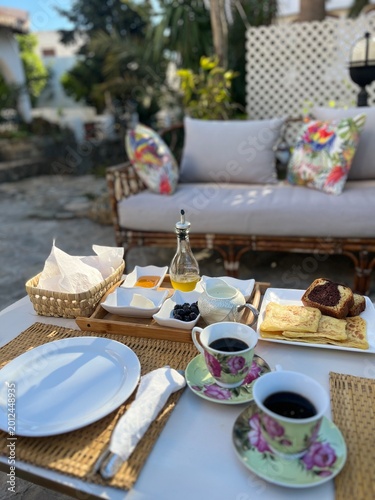 Petit déjeuner traditionnel marocain sur table de jardin – ambiance conviviale et gastronomie