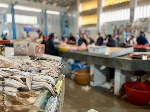 Étal de marché au poisson – produits de la mer et ambiance de marché traditionnel