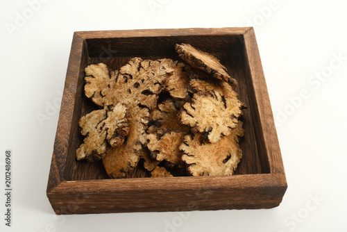Tableau sur toile Dried ligusticum chuanxiong slices stored in a wooden square box