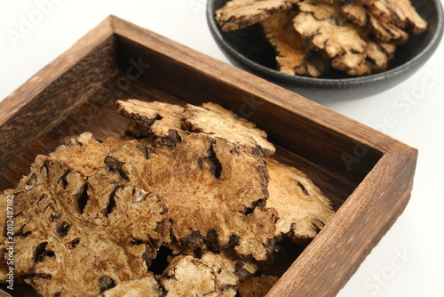 Fotografie Dried ligusticum chuanxiong slices stored in a wooden square box