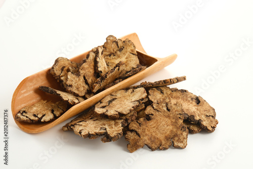 Schilderij op canvas Dried ligusticum chuanxiong slices displayed in a wooden scoop on white backgrou