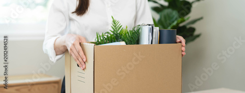 Tableau sur toile unemployed concept, employee clear her stuff at office to move out after get layoff from company in recession