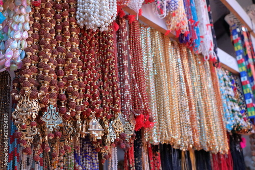 Fotografie Spiritual souvenir shops near Gangotri Temple in Uttarakhand selling prayer beads, devotional items, and traditional Hindu worship accessories