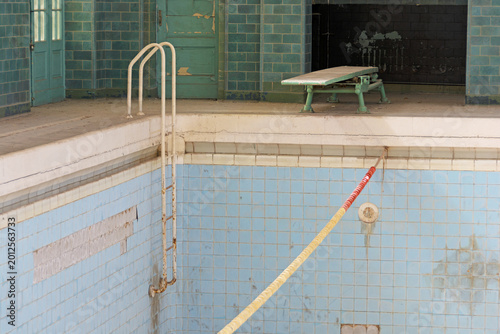 Schilderij op canvas Verlassenes Hallenbad mit leerem Schwimmbecken