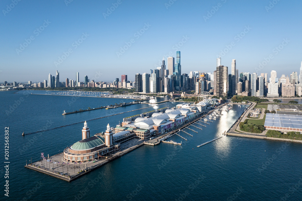 Obraz premium Aerial view of the skyscraper skyline of Chicago, Illinois, USA, with the backdrop of Lake Michigan and the Navy Pier.