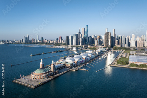 Foto Aerial view of the skyscraper skyline of Chicago, Illinois, USA, with the backdrop of Lake Michigan and the Navy Pier
