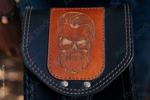 Foto Engraved skull design on leather pouch