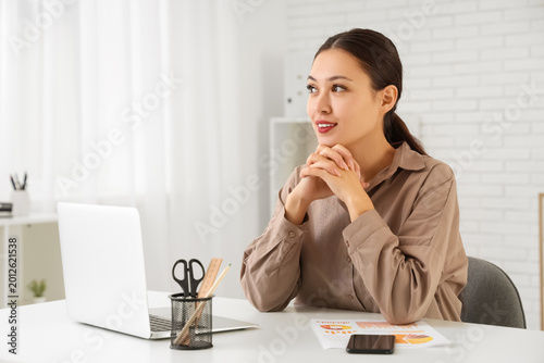 Young Asian businesswoman w...