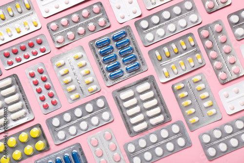 Canvas Print Blister packs with different pills on pink background
