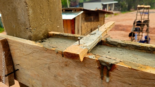 Foto Concrete Beam Formwork on Brick Wall, House Construction Process
