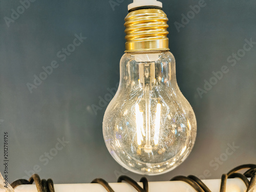 Foto A light bulb is lit up and is hanging from a wire