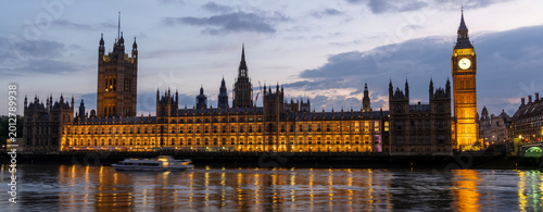 Tableau sur toile Palace of Westminster and Big Ben illuminated at twilight along the River Thames