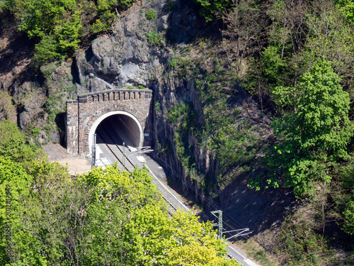 Eisenbahntunnel mit Oberleitungen - neue Eisenbahnschienen und Elektrifizierung