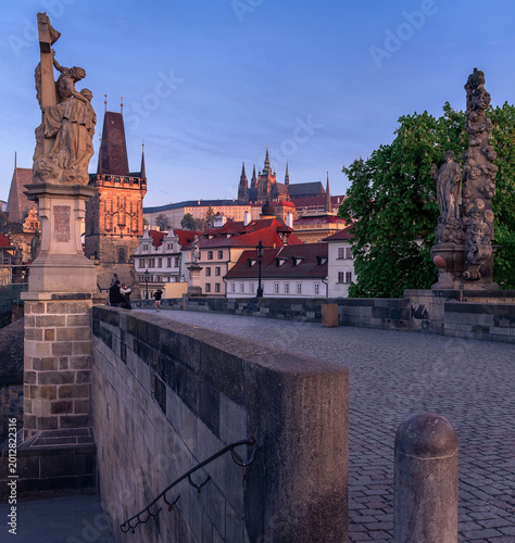 Foto Blick von der Karlsbrücke zum Veitsdom und der Prager Burg bei Sonnenaufgang