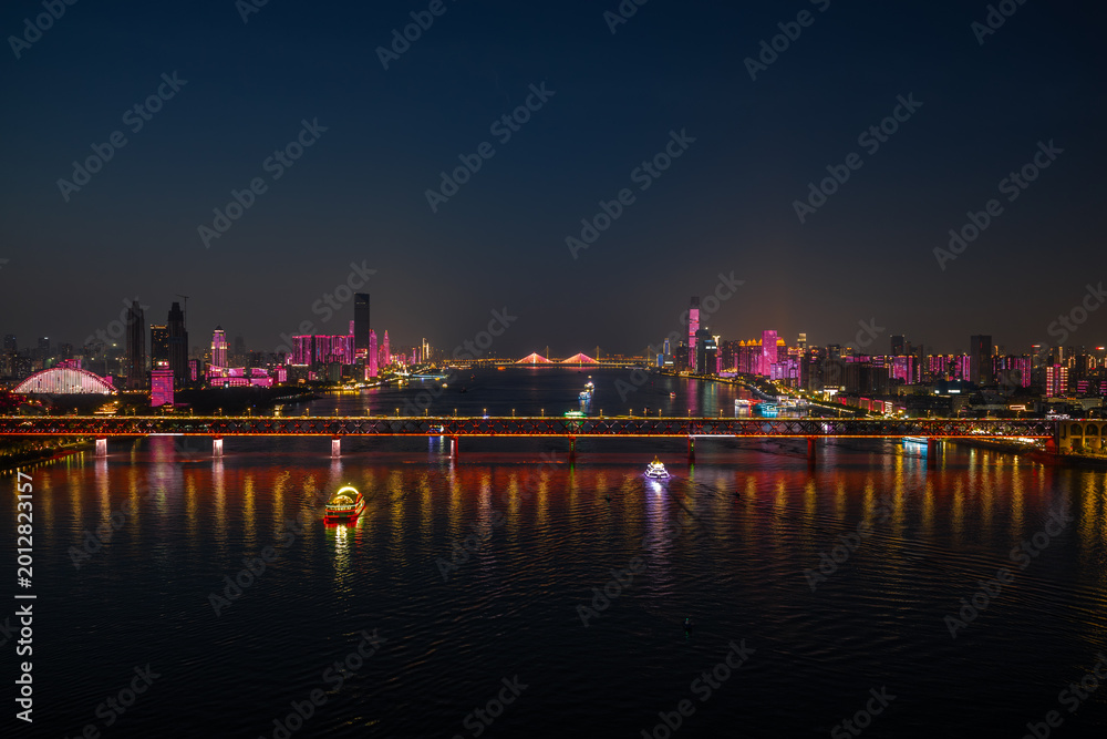 Obraz premium Night view of Wuhan, Hubei, China's city skyline and landmarks