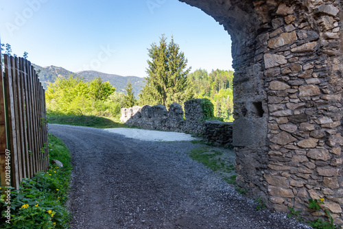 Foto Arco di uscita del Castello di Landskron, Villaco, in una bella giornata di prim