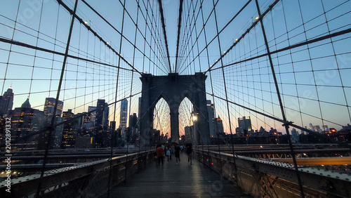 Cuadro en lienzo Twilight over Manhattan: The Brooklyn Bridge Suspension Cables and Lower Manhatt