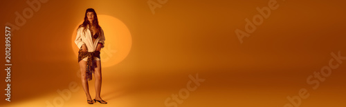 Fotografía Sun kissed beauty in a vibrant summer setting, capturing effortless style and jo
