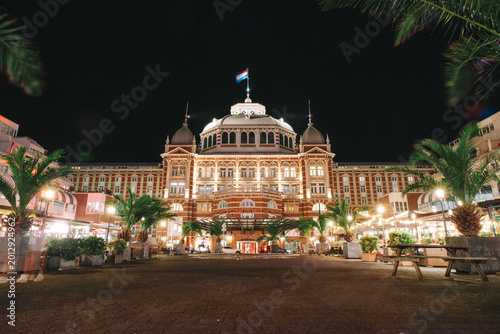 Photos Ein Schönes Gebäude in Holland in der Nacht schön ins Szene gesetzt