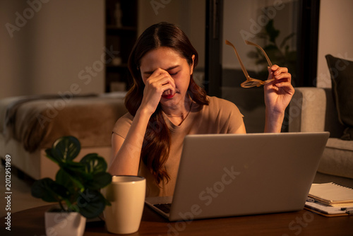 Cuadro en lienzo Exhausted woman suffering eye strain working late