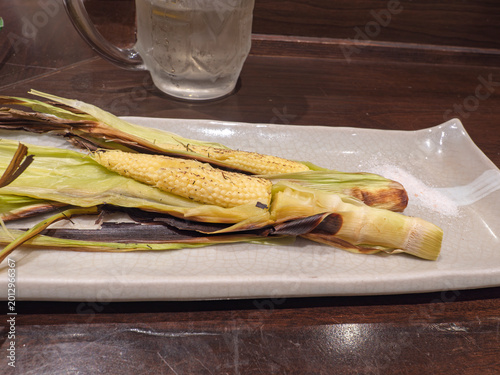 Foto 旬を剥く悦び。香ばしく甘い初夏の炭火焼