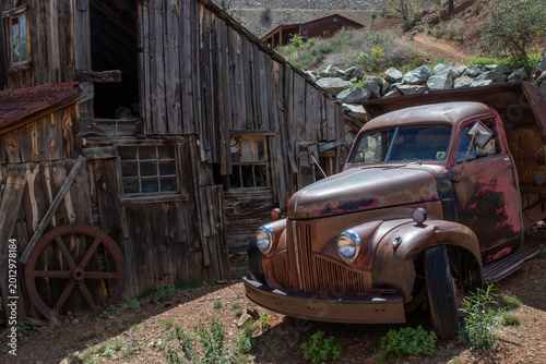 Foto Ghost Town in Jeremy, Arizona with old cars, trucks and mining equipment and old