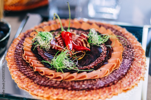 Εκτύπωση καμβά Gourmet charcuterie platter with sliced salami, prosciutto and peppers for party