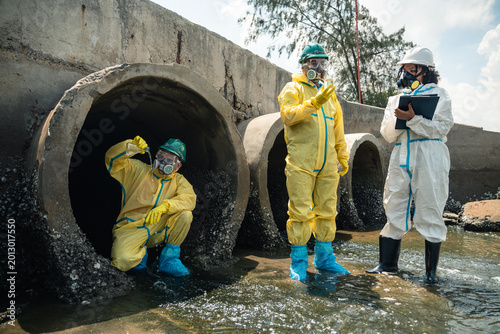 Fotografía Environmental Inspection Team Conducting Coastal Wastewater Investigation While