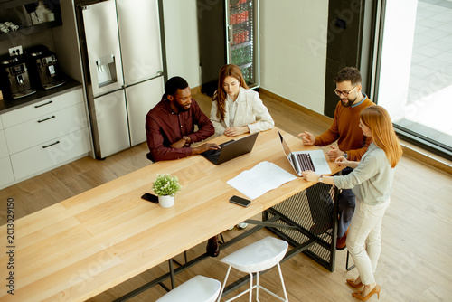 Group meeting in a modern o...