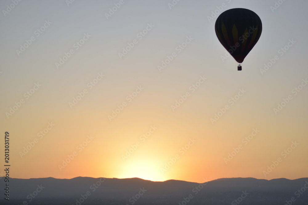 Fototapeta premium hot air balloon at sunset