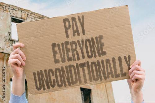 Fotografía "Pay Everyone Unconditionally" Guaranteed minimum income proposals aim to eliminate absolute poverty without behavioral preconditions
