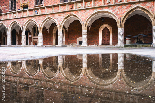 Quadro su tela Courtyard of Collegium Maius in Krakow with late Gothic arcades and cloisters on