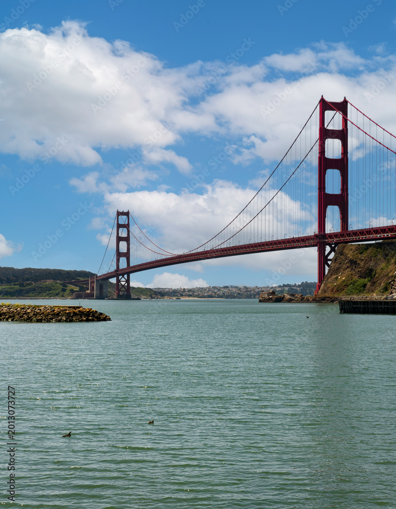 Fototapeta premium Golden Gate Bridge in San Francisco on a Sunny Afternoon