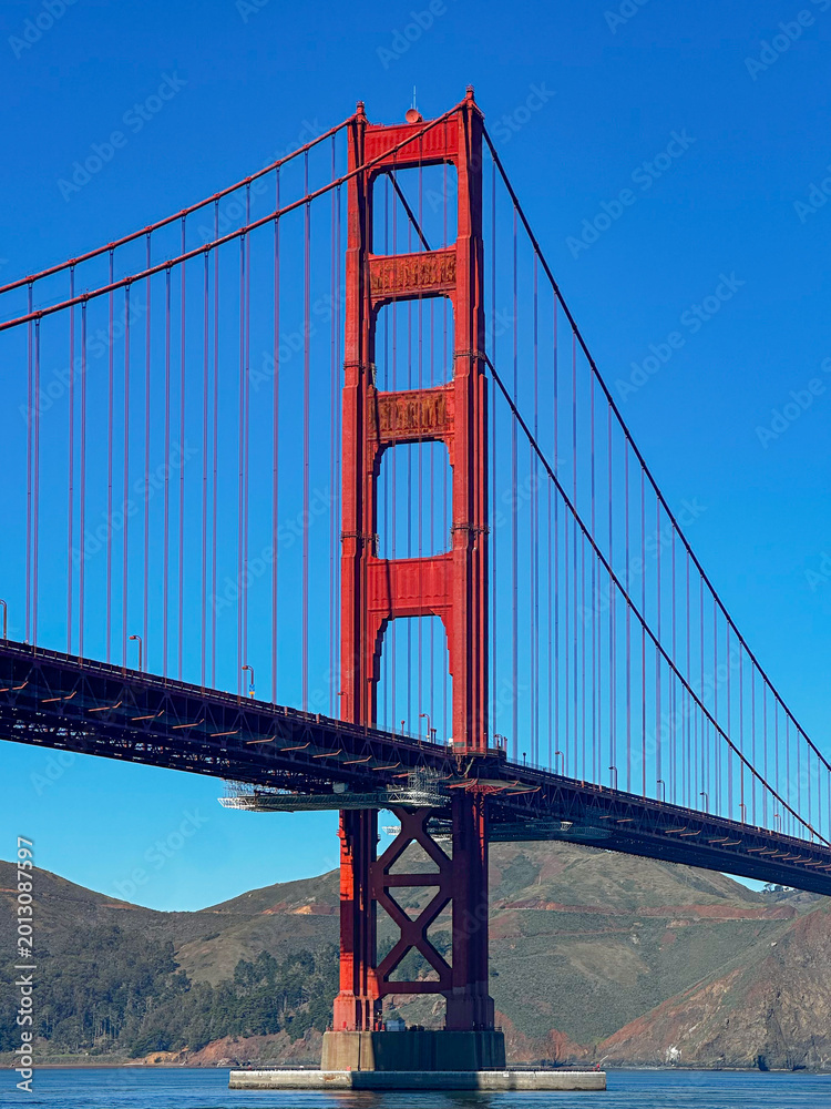 Fototapeta premium Overlooking the Golden Gate Bridge on a January day 
