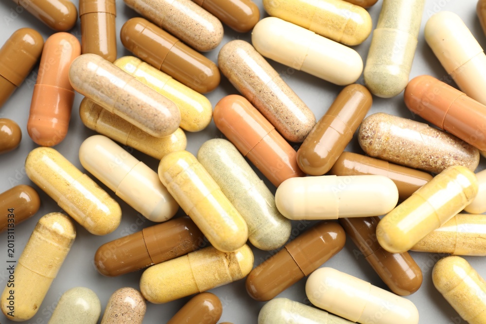 Obraz premium Many different pills on light grey background, flat lay