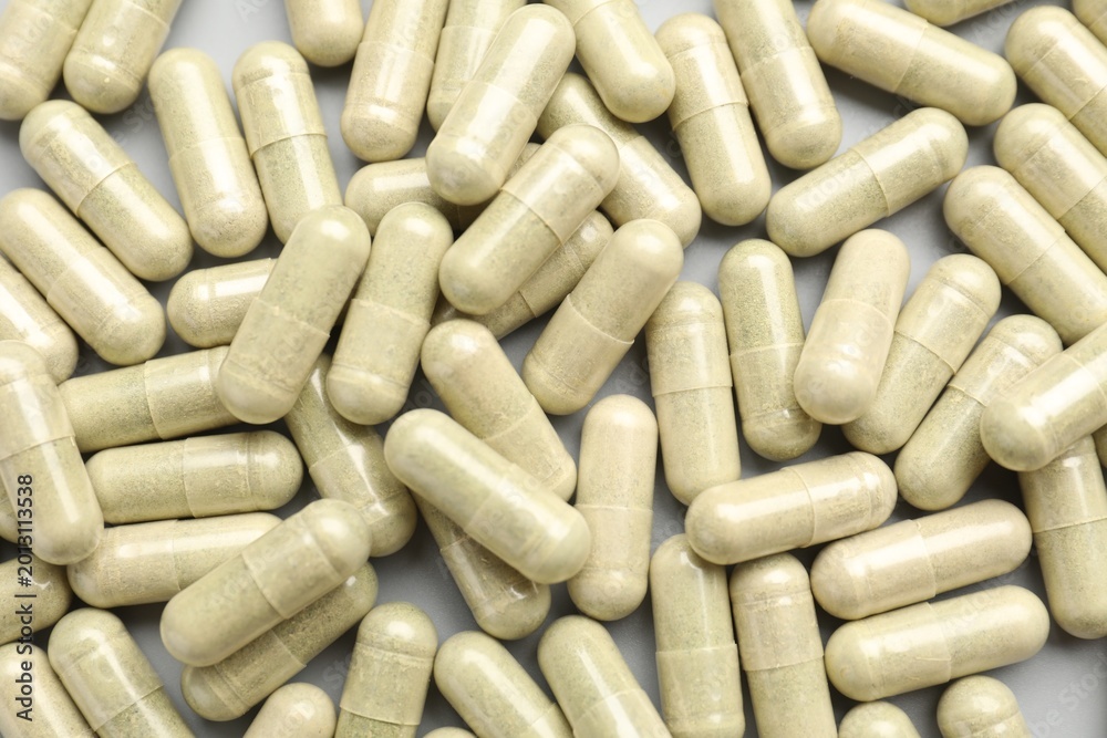 Obraz premium Many pills on light grey background, flat lay