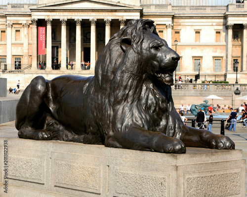 Foto Lion and National Gallery Trafalgar Square London