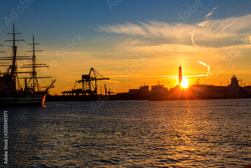 Fotografía View of Lanterna (lighthouse) in the old port of the city of Genoa at sunset, It