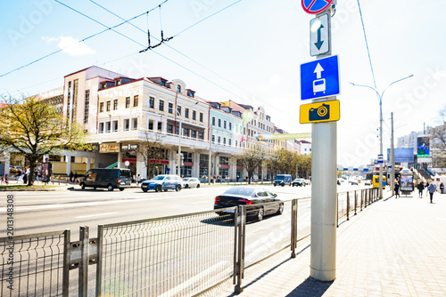 Foto Road sign of speed camera and control at the intersection on city street